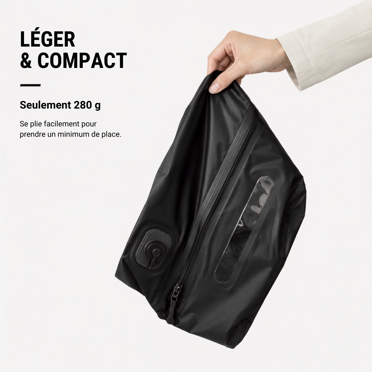 Sac HIVizio Compress plie et tenu a la main — 280 g seulement, leger et compact, se plie pour prendre un minimum de place
