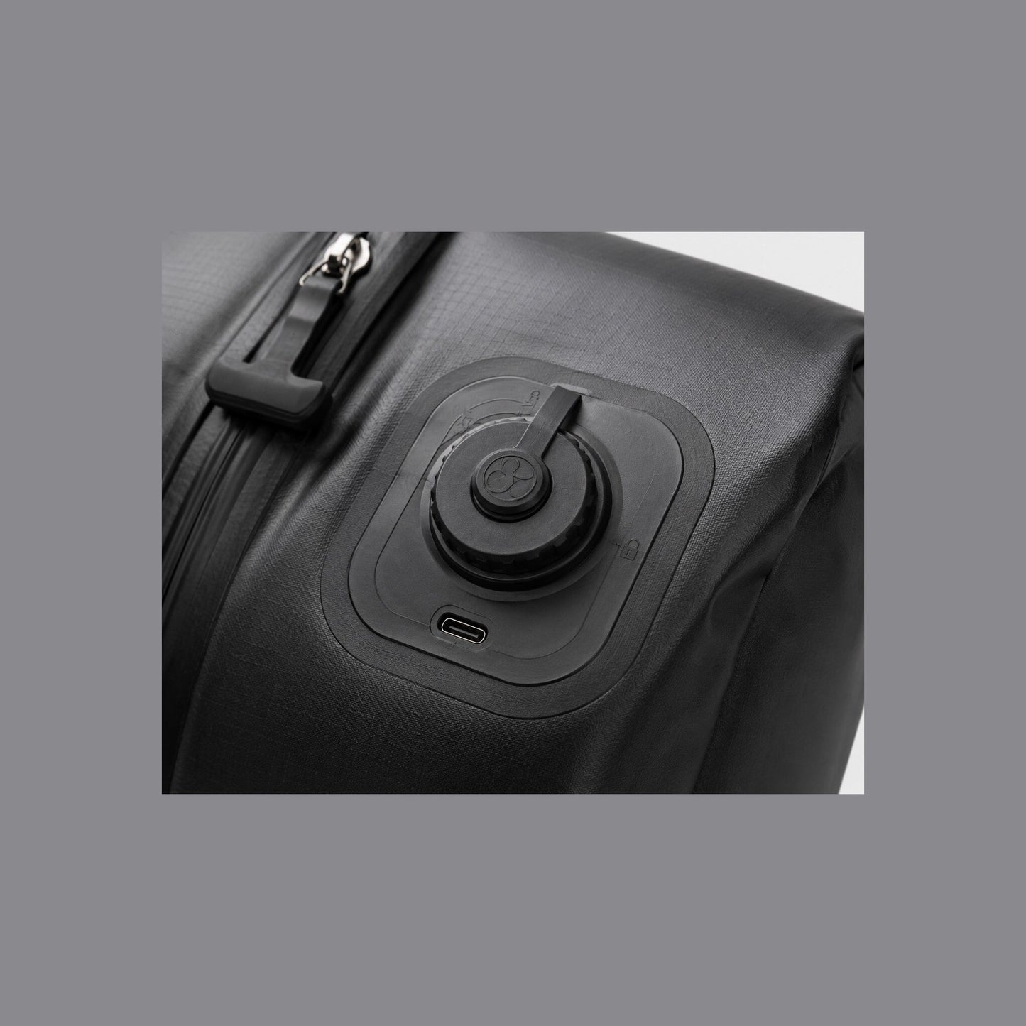 Macro de la pompe intégrée : bouchon vissé et port USB-C