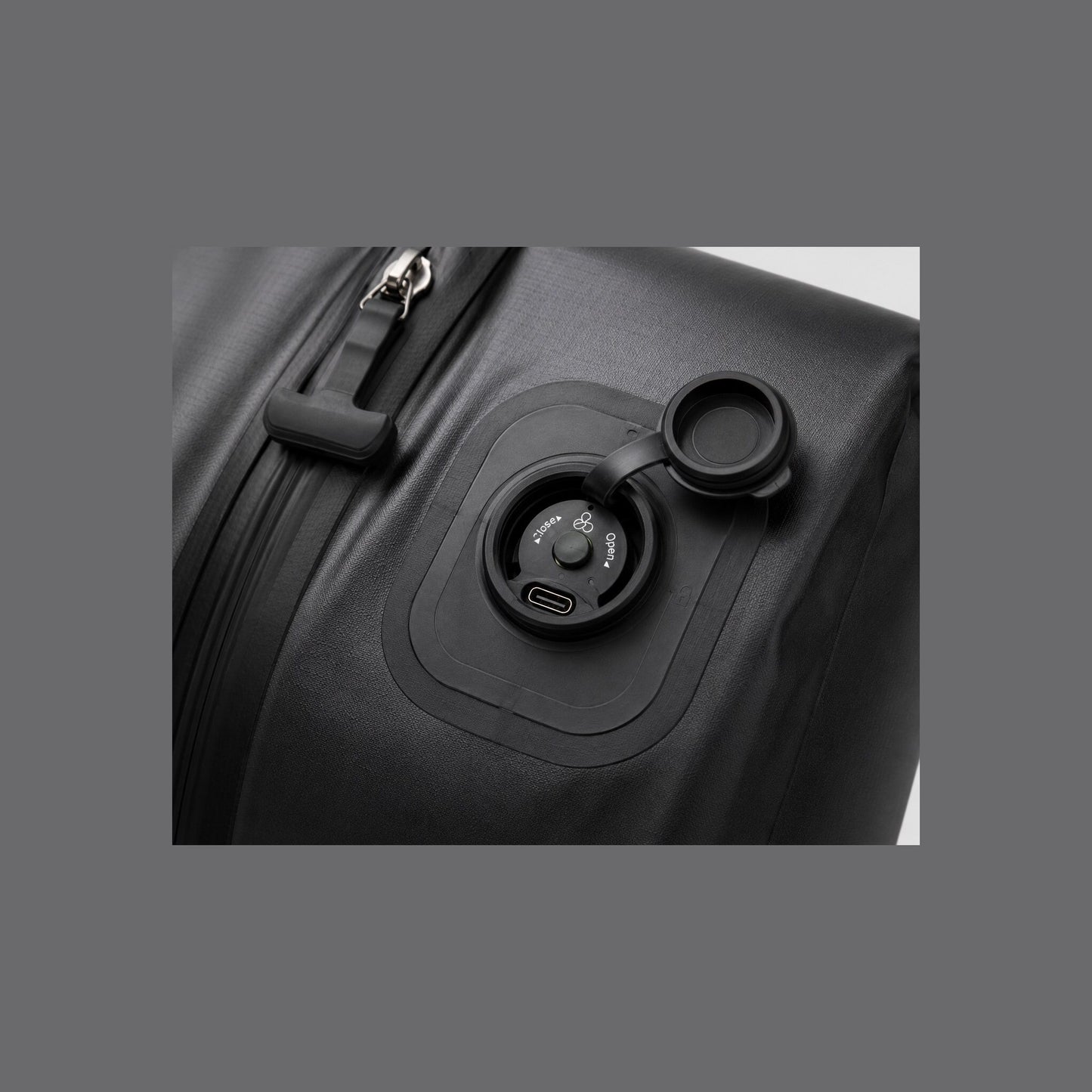 Bouchon ouvert sur lanière, port USB-C visible