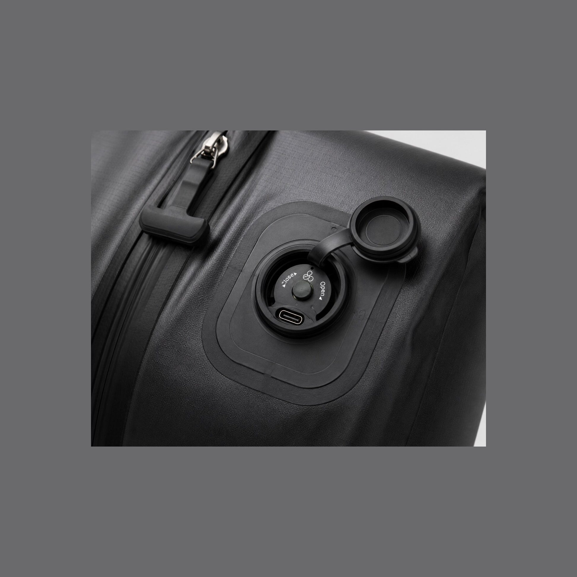 Bouchon ouvert sur lanière, port USB-C visible