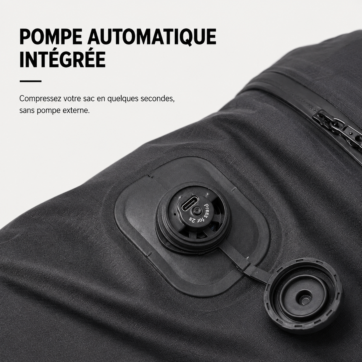 Pompe automatique integree du sac HIVizio Compress, port USB-C et bouchon d'etancheite en gros plan